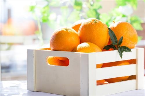 木箱に入ったバレンシアオレンジ