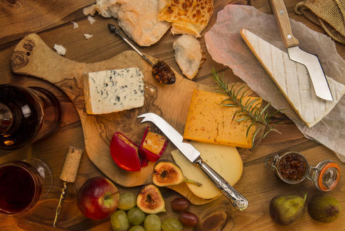 チーズナイフはどんな調理器具？チーズ好きに捧ぐ便利なツールを紹介！