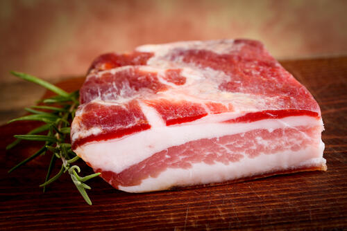 パンチェッタとは？塩漬けした豚バラ肉を使った加工食品を詳しく解説
