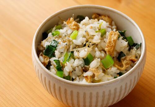 小松菜と油揚げを使用した料理を紹介！おにぎりや和え物も！