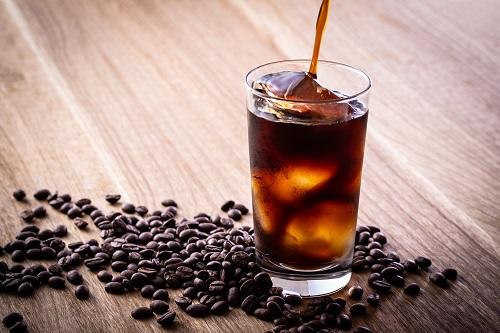 水出しコーヒーのカフェインは普通のコーヒーと比べて多い？少ない？