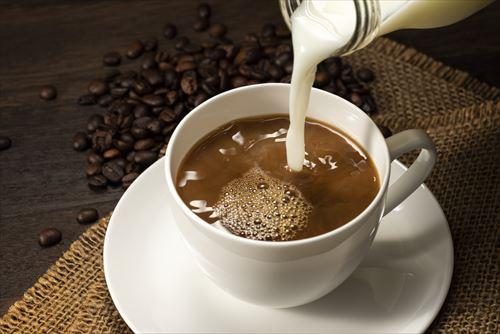 スキムミルクはコーヒーと相性バツグン！味の違いやゼリーの作り方