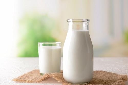 牛乳の賞味期限はどれくらい？賞味期限切れでも飲むことができる？