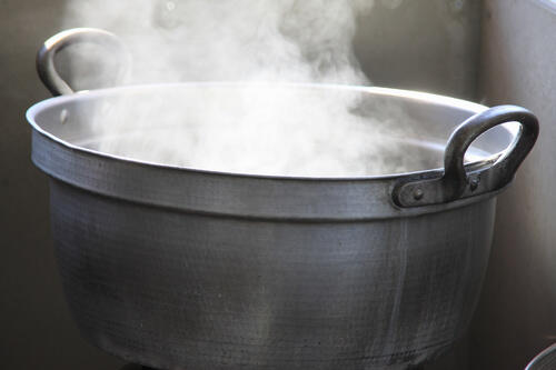 大鍋いっぱいにお湯を沸かしているところの写真