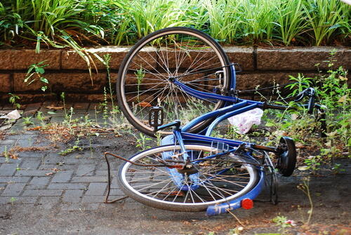 台風で倒れた自転車のイメージ画像