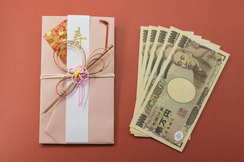 ご祝儀袋と一万円札の写真