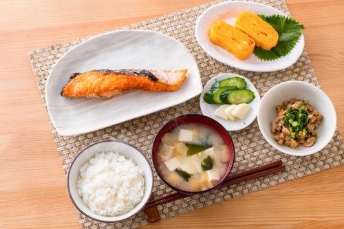 食卓に並んだ和食の写真