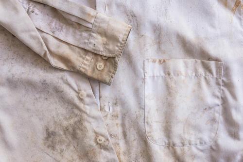 ワイシャツにこびりついた泥や皮脂汚れ