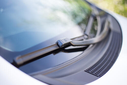 車のフロントガラスを掃除する。内側外側の汚れを効率よく落とす方法
