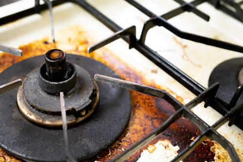 油汚れは「重曹」で簡単に落とせる！キッチンを例に落とし方を解説！