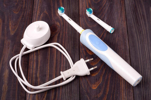 電動歯ブラシと替えブラシ、充電器の写真