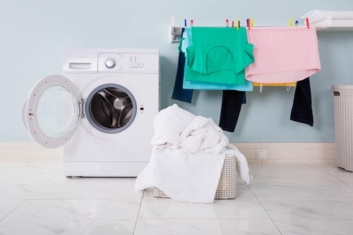 部屋干しの洗濯物は乾かない？早く乾かすコツやにおい防止策とは