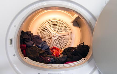 衣類が入っているドラム式洗濯乾燥機の写真