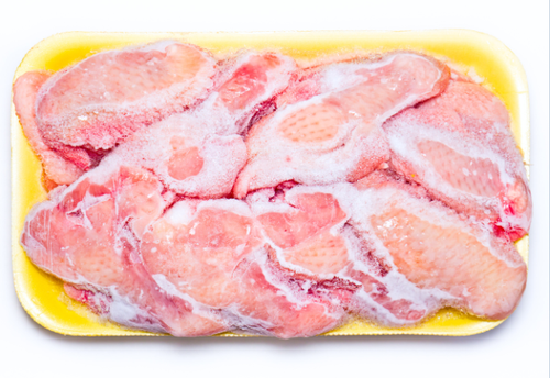 『冷凍した鶏肉』解凍後にやってはいけないことがあった…！？実は食中毒リスクが高まる原因だった（汗）