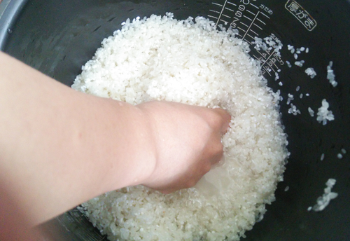 米研ぎで「炊飯器の内窯」を使うのNG！？→驚きのデメリットに「知らずにやってた（汗）」