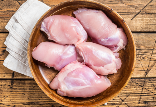 『鶏肉』の絶対に食べてはいけない特徴は…実は”食中毒の原因”になる驚きの理由とは！？