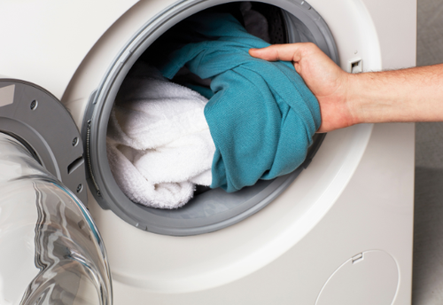 洗濯機に”カビが発生している”サインは…洗い終わった服を見たらわかる！？あなたの洗濯機も実はカビだらけかも…