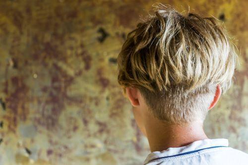 後ろを刈り上げているマッシュヘアの男性のイメージ写真