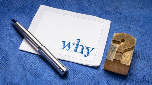 「なぜ？」を意味する「why」の文字が描かれた写真
