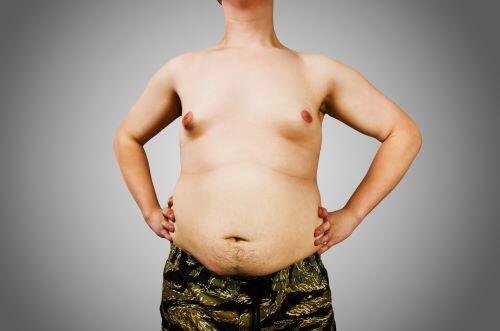 男でも胸の脂肪がつく原因とは？筋トレや食事で落とす方法をご紹介！