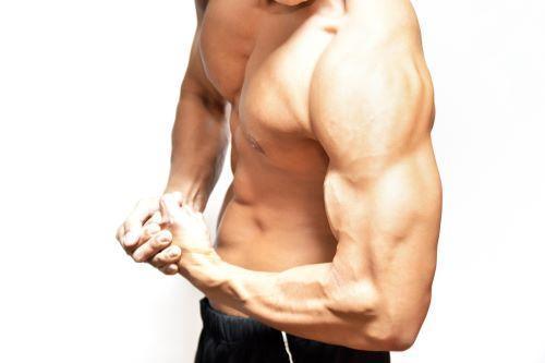 筋骨隆々の肩を見せる男性の写真