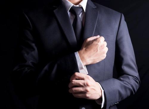 スーツ姿のビジネスマンの写真
