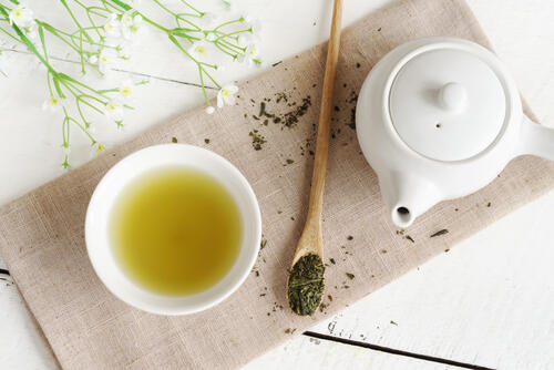 緑茶と茶葉、急須を上から撮影した写真