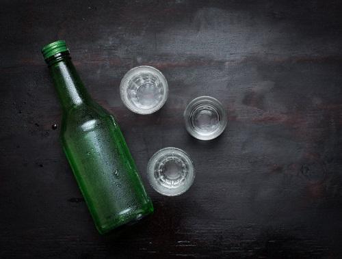 チャミスルのボトルとショットグラスのイメージ写真