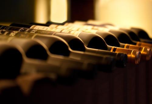 ワインセラーに並ぶワインのイメージ写真