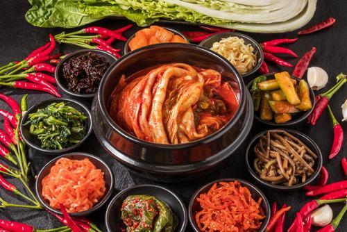 マッコリと相性がよいキムチなどの韓国料理の写真
