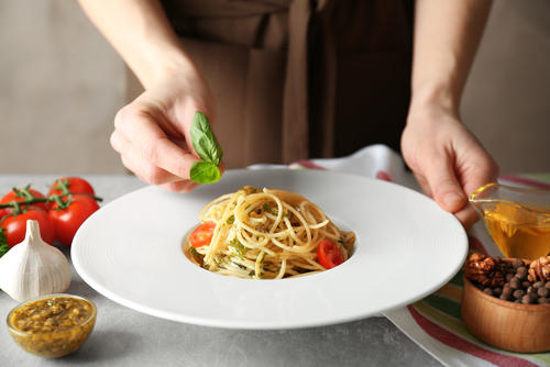 高く盛れば誰でも盛り付け上手に 基本の盛り付け方とは 食 料理 オリーブオイルをひとまわし