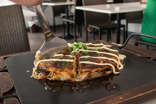 お好み焼きの切り方は地域によって違う その背景を探ってみた 食 料理 オリーブオイルをひとまわし