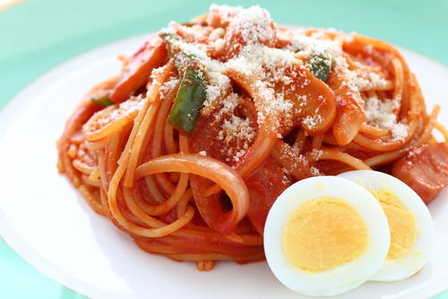 ナポリタンスパゲッティ と イタリアンスパゲッティ その違いとは 食 料理 オリーブオイルをひとまわし