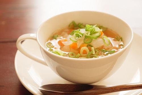 野菜スープと木のスプーン