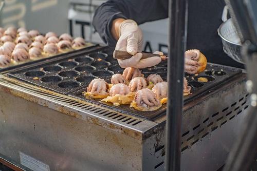 たこ焼きの変わり種を無限に楽しむ 有名店からスイーツまで奥は深い 食 料理 オリーブオイルをひとまわし