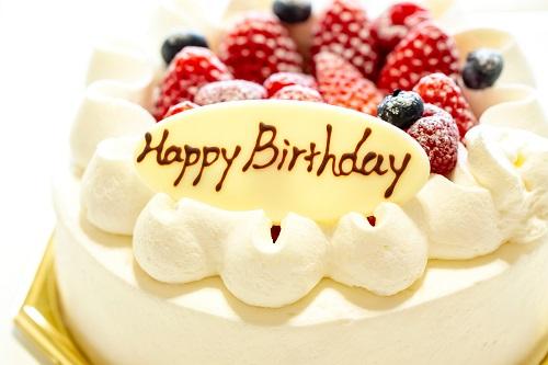 誕生日のショートケーキホールのアップ