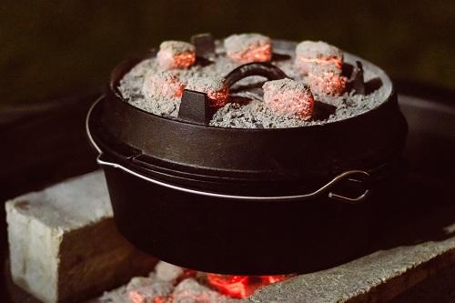 石炭を載せたダッチオーブン