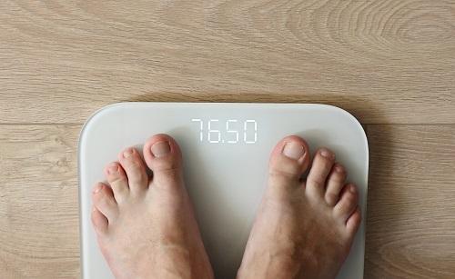 体重を計る男性