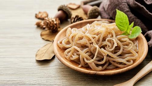 サラダこんにゃく麺と緑の葉