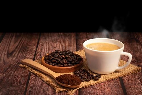 有機コーヒー豆とホット コーヒー カップ