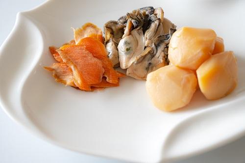 鮭と牡蛎と帆立の燻製三種盛り