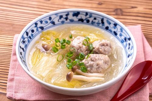 白菜と肉だんごの春雨スープ