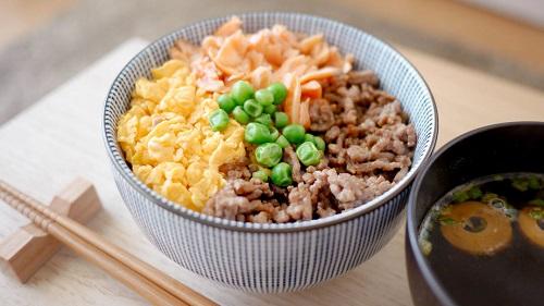 三色丼には何を合わせる 気になる献立アイデアを見てみよう 食 料理 オリーブオイルをひとまわし 三色丼には何を合わせる 気になる献立アイデアを見てみよう 食 料理 オリーブオイルをひとまわし