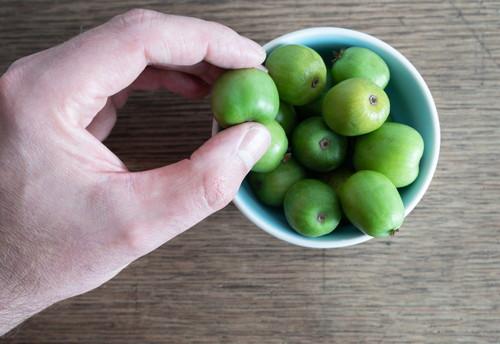 ベビーキウイを食べようとしているところの写真