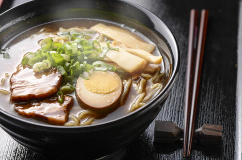 角煮の煮汁で作ったラーメンのスープのイメージ写真