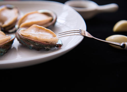 4月が旬 高級貝アワビにそっくりな トコブシ 食 料理 オリーブオイルをひとまわし