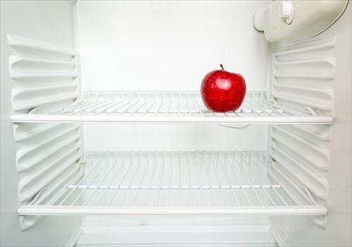 冷蔵庫の棚の赤いリンゴ