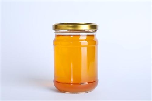 ヒマワリ蜂蜜の入ったガラス瓶