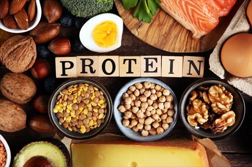 木製のタンパク質の文字とタンパク質を多く含む食品