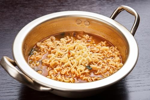 知っていると便利 カップラーメンが本格的な料理に 食 料理 オリーブオイルをひとまわし